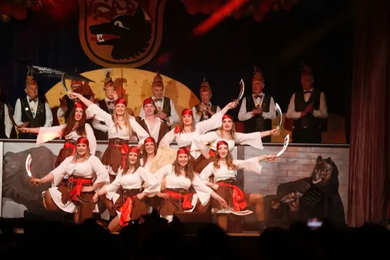 Showtanzgruppe in Kostümen auf der Bühne